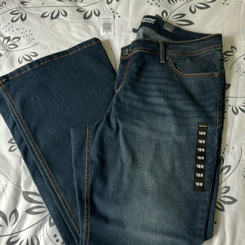 NWT Torrid stretchy slim boot cut jeans